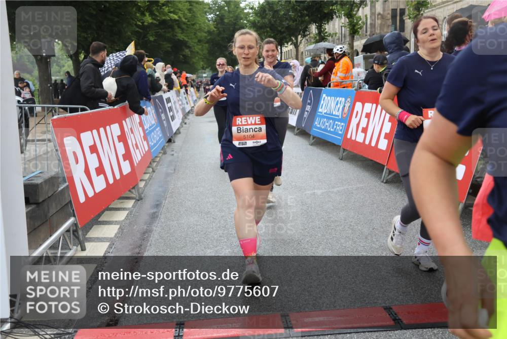 14.06.2026 - REWE Women's Run Strokosch-Dieckow http://msf.ph/oto/9775607 14.06.2026 11:07:07 Ziel 5104, 5510, 5676, 5677, 5734, 5735, 5977, 6012 meine-sportfotos.de
