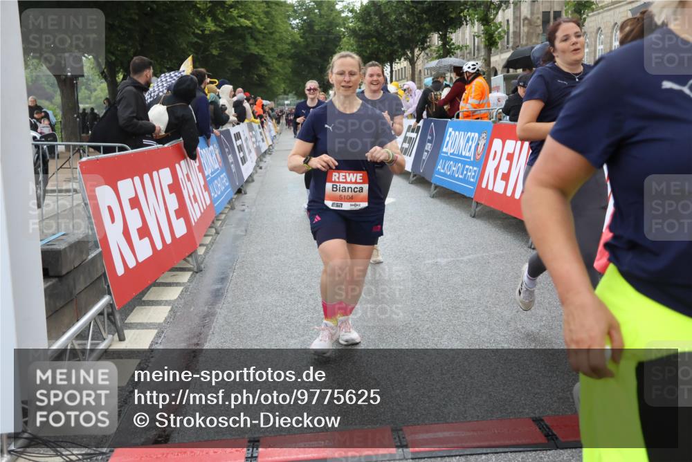 14.06.2026 - REWE Women's Run Strokosch-Dieckow http://msf.ph/oto/9775625 14.06.2026 11:07:07 Ziel 5104, 5510, 5676, 5677, 5734, 5735, 5977, 6012 meine-sportfotos.de
