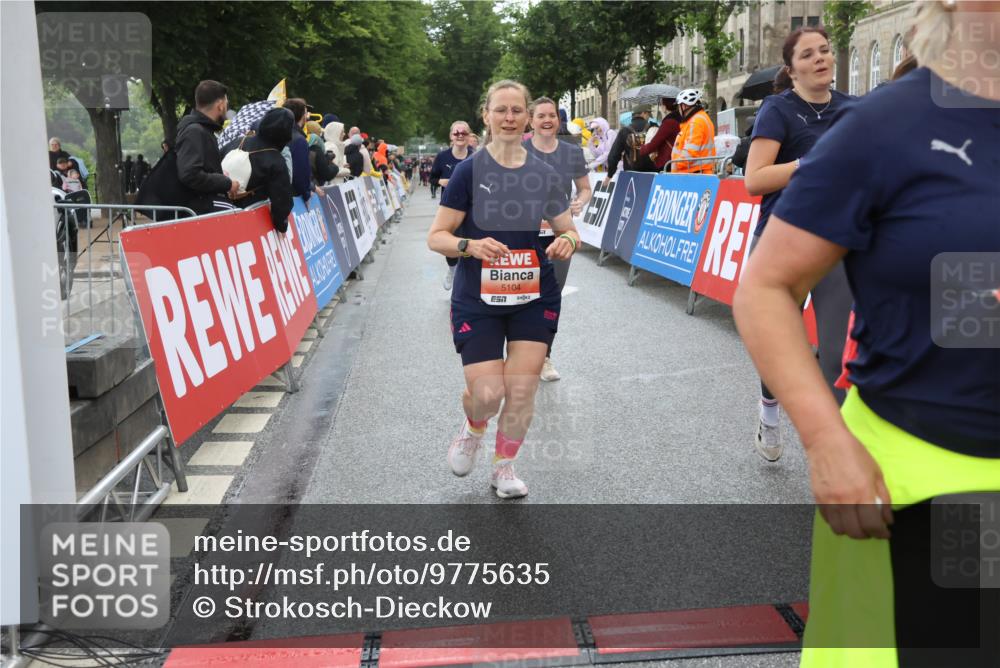 14.06.2026 - REWE Women's Run Strokosch-Dieckow http://msf.ph/oto/9775635 14.06.2026 11:07:07 Ziel 5104, 5510, 5676, 5677, 5734, 5735, 5977, 6012 meine-sportfotos.de