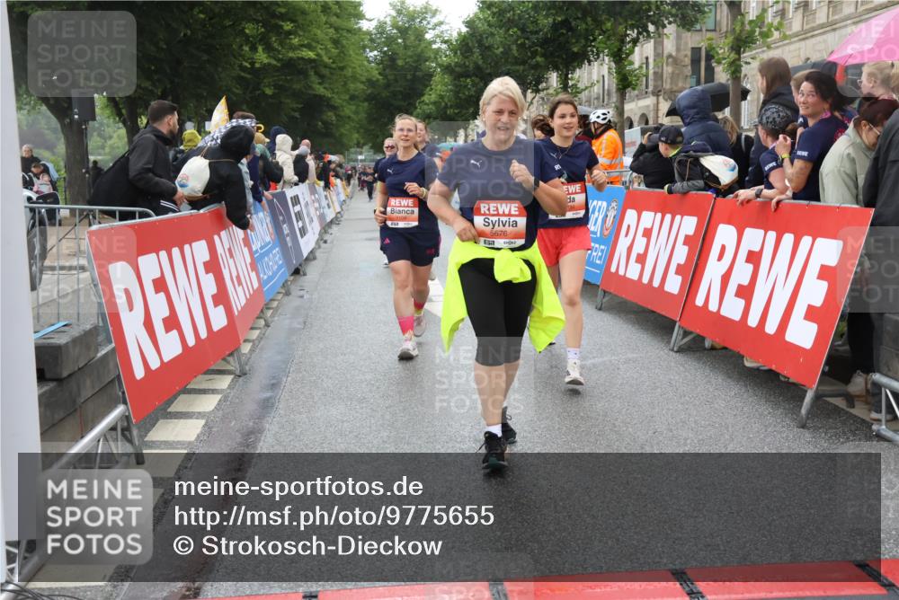 14.06.2026 - REWE Women's Run Strokosch-Dieckow http://msf.ph/oto/9775655 14.06.2026 11:07:05 Ziel 5104, 5510, 5534, 5676, 5677, 5734, 5735, 6012 meine-sportfotos.de