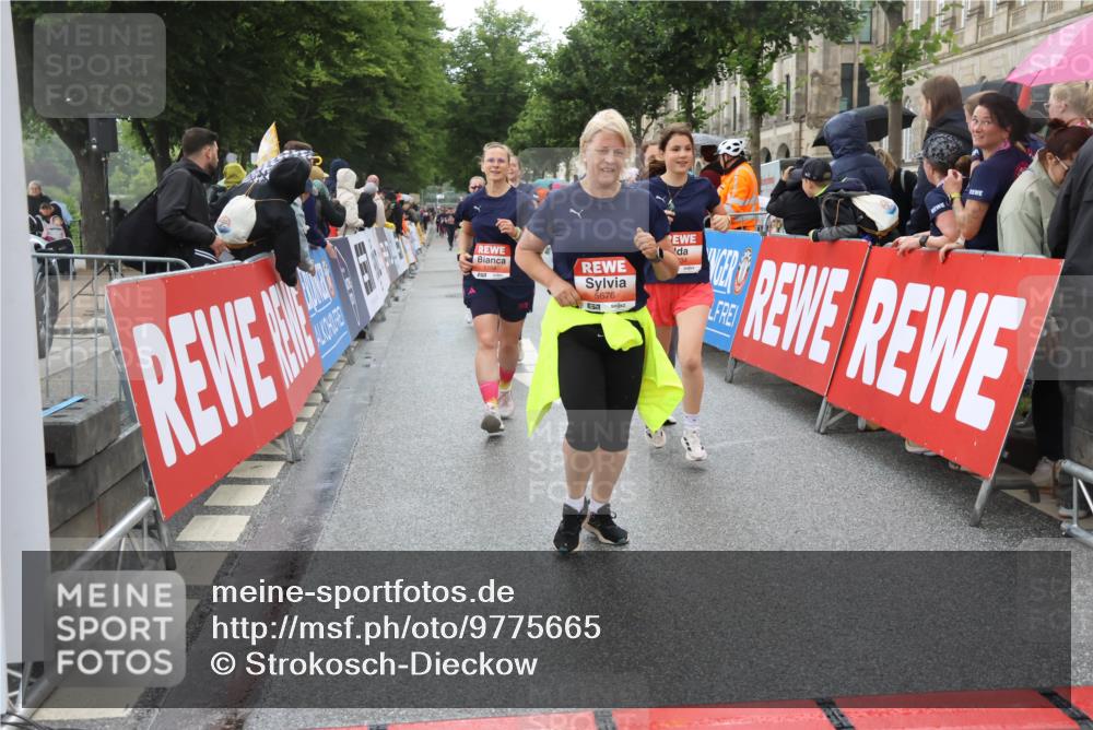 14.06.2026 - REWE Women's Run Strokosch-Dieckow http://msf.ph/oto/9775665 14.06.2026 11:07:05 Ziel 5104, 5510, 5534, 5676, 5677, 5734, 5735, 6012 meine-sportfotos.de