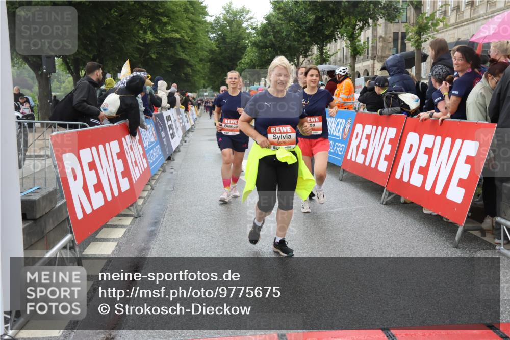 14.06.2026 - REWE Women's Run Strokosch-Dieckow http://msf.ph/oto/9775675 14.06.2026 11:07:05 Ziel 5104, 5510, 5534, 5676, 5677, 5734, 5735, 6012 meine-sportfotos.de