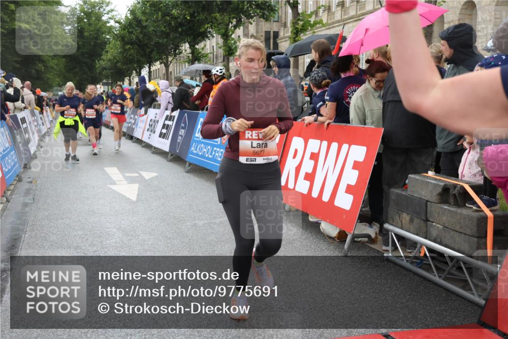14.06.2026 - REWE Women's Run Strokosch-Dieckow http://msf.ph/oto/9775691 14.06.2026 11:07:02 Ziel 5510, 5534, 5542, 5627, 5676, 5677, 5734, 5816, 5856 meine-sportfotos.de