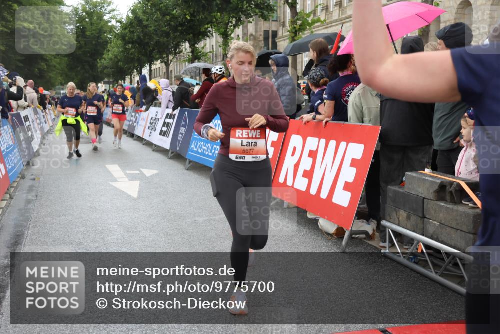 14.06.2026 - REWE Women's Run Strokosch-Dieckow http://msf.ph/oto/9775700 14.06.2026 11:07:01 Ziel 5510, 5534, 5542, 5627, 5677, 5723, 5816, 5856 meine-sportfotos.de