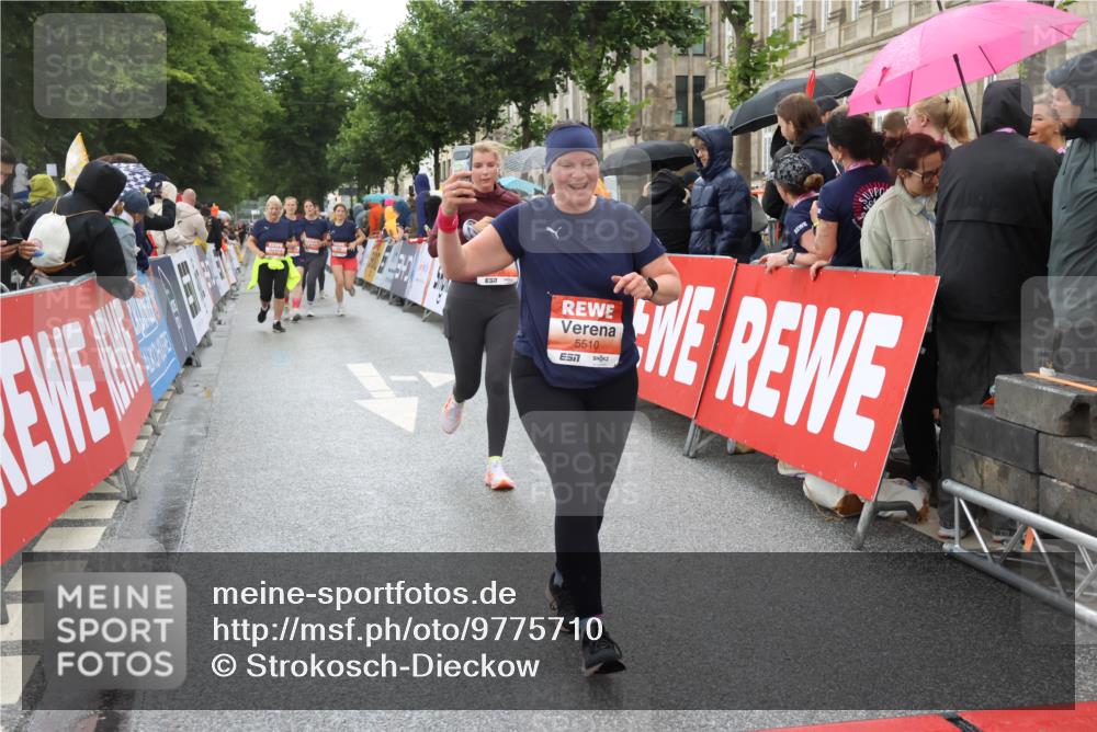 14.06.2026 - REWE Women's Run Strokosch-Dieckow http://msf.ph/oto/9775710 14.06.2026 11:07:00 Ziel 5510, 5534, 5542, 5627, 5677, 5723, 5816, 5856 meine-sportfotos.de