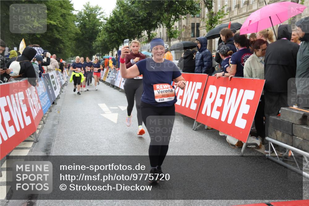 14.06.2026 - REWE Women's Run Strokosch-Dieckow http://msf.ph/oto/9775720 14.06.2026 11:07:00 Ziel 5510, 5534, 5542, 5627, 5677, 5723, 5816, 5856 meine-sportfotos.de