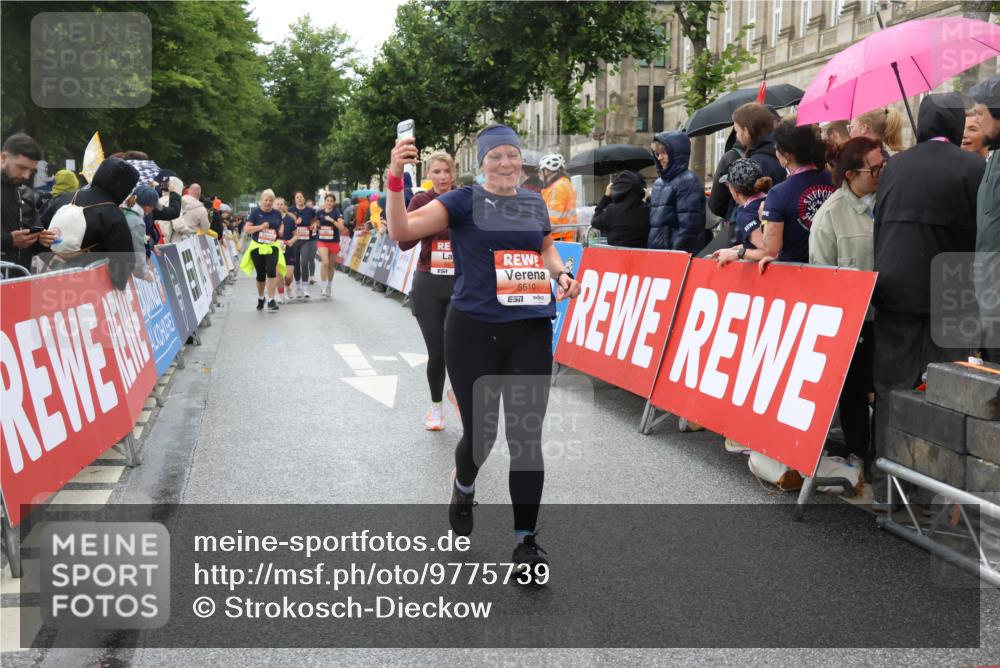 14.06.2026 - REWE Women's Run Strokosch-Dieckow http://msf.ph/oto/9775739 14.06.2026 11:07:00 Ziel 5510, 5534, 5542, 5627, 5677, 5723, 5816, 5856 meine-sportfotos.de