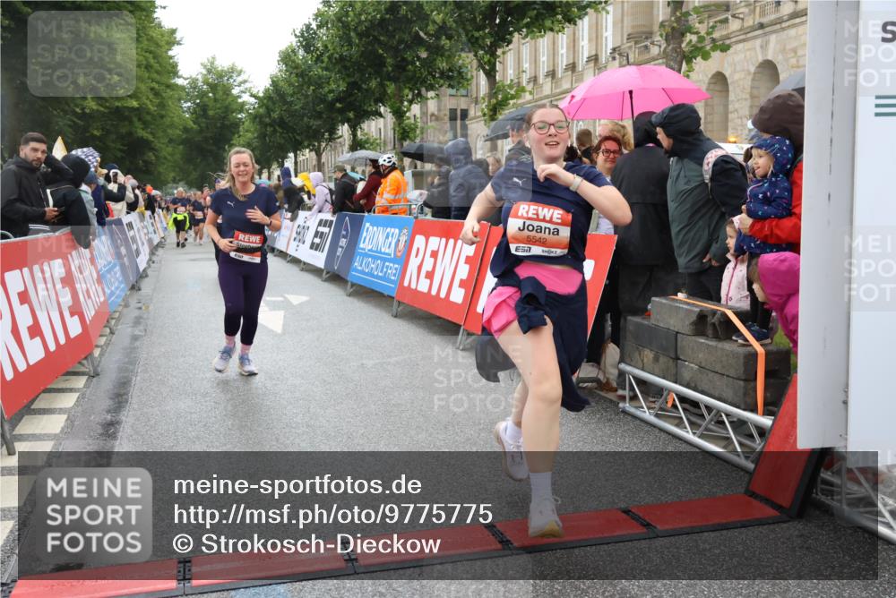 14.06.2026 - REWE Women's Run Strokosch-Dieckow http://msf.ph/oto/9775775 14.06.2026 11:06:57 Ziel 5288, 5347, 5395, 5510, 5534, 5542, 5627, 5723, 5816, 5856, 5956, 5958 meine-sportfotos.de