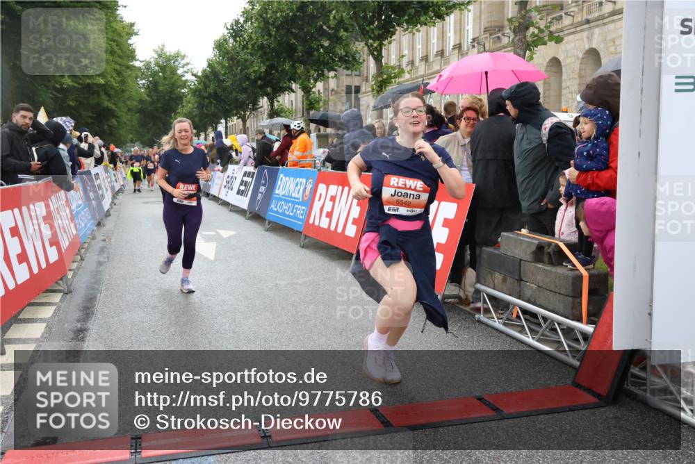 14.06.2026 - REWE Women's Run Strokosch-Dieckow http://msf.ph/oto/9775786 14.06.2026 11:06:57 Ziel 5288, 5347, 5395, 5510, 5534, 5542, 5627, 5723, 5816, 5856, 5956, 5958 meine-sportfotos.de