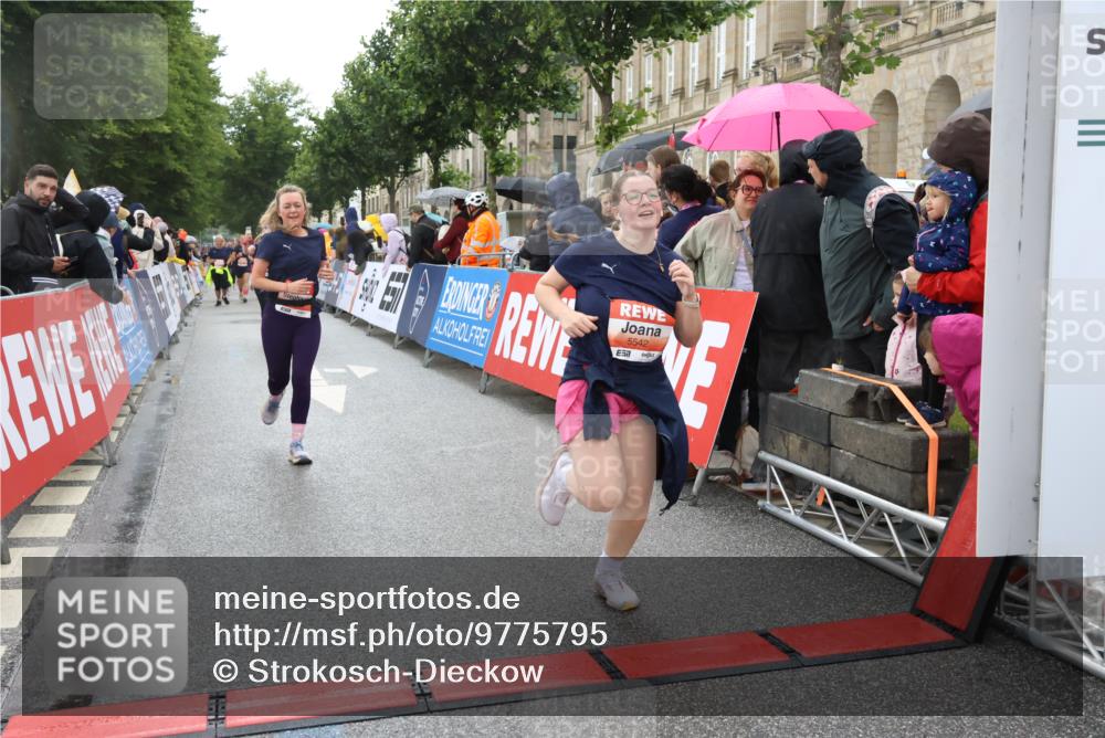 14.06.2026 - REWE Women's Run Strokosch-Dieckow http://msf.ph/oto/9775795 14.06.2026 11:06:56 Ziel 5288, 5347, 5395, 5510, 5534, 5542, 5627, 5723, 5816, 5856, 5956, 5958 meine-sportfotos.de