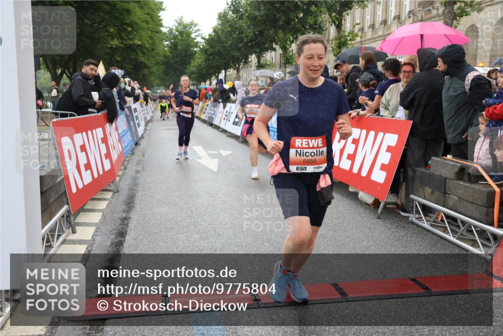 14.06.2026 - REWE Women's Run Strokosch-Dieckow http://msf.ph/oto/9775804 14.06.2026 11:06:55 Ziel 5288, 5347, 5395, 5534, 5535, 5542, 5627, 5723, 5816, 5856, 5956, 5958 meine-sportfotos.de