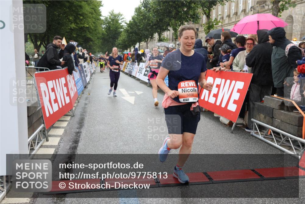 14.06.2026 - REWE Women's Run Strokosch-Dieckow http://msf.ph/oto/9775813 14.06.2026 11:06:55 Ziel 5288, 5347, 5395, 5534, 5535, 5542, 5627, 5723, 5816, 5856, 5956, 5958 meine-sportfotos.de