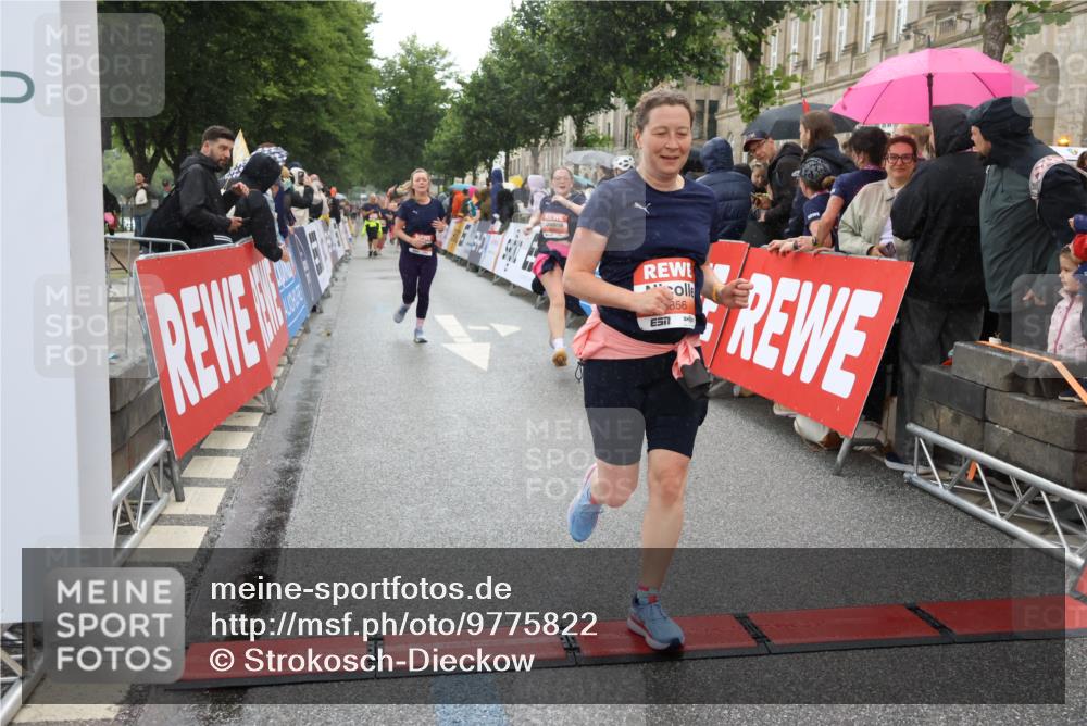 14.06.2026 - REWE Women's Run Strokosch-Dieckow http://msf.ph/oto/9775822 14.06.2026 11:06:55 Ziel 5288, 5347, 5395, 5534, 5535, 5542, 5627, 5723, 5816, 5856, 5956, 5958 meine-sportfotos.de