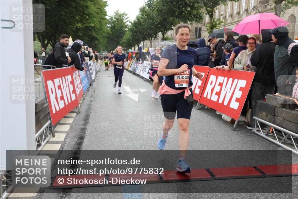 14.06.2026 - REWE Women's Run Strokosch-Dieckow http://msf.ph/oto/9775832 14.06.2026 11:06:55 Ziel 5288, 5347, 5395, 5534, 5535, 5542, 5627, 5723, 5816, 5856, 5956, 5958 meine-sportfotos.de