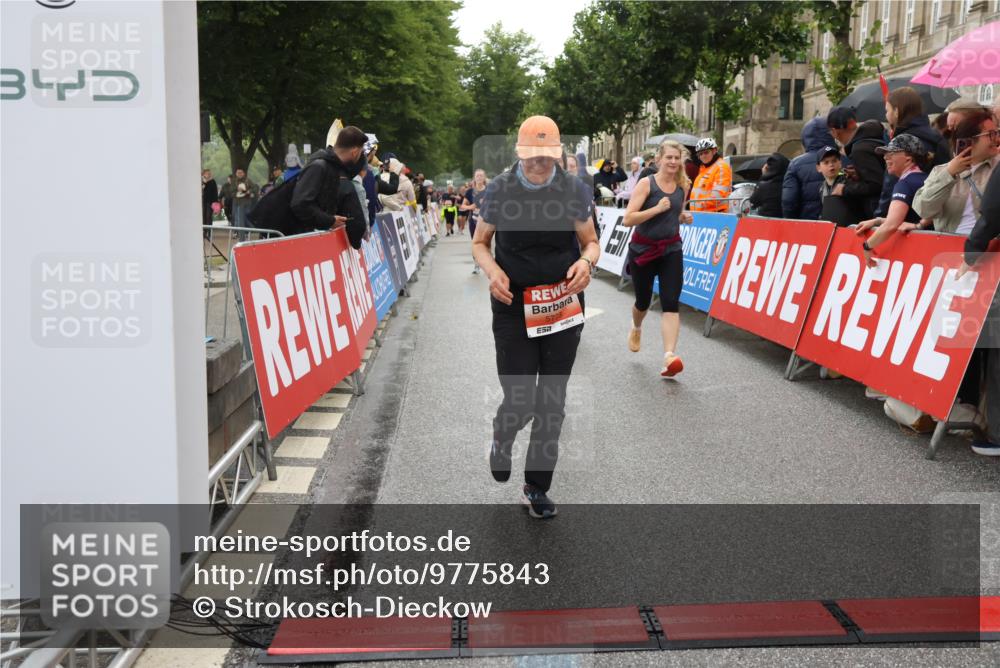 14.06.2026 - REWE Women's Run Strokosch-Dieckow http://msf.ph/oto/9775843 14.06.2026 11:06:53 Ziel 5288, 5347, 5395, 5436, 5535, 5542, 5627, 5723, 5816, 5856, 5956, 5958 meine-sportfotos.de