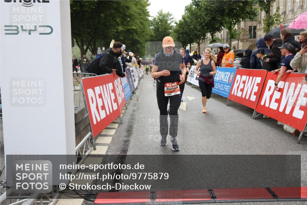 14.06.2026 - REWE Women's Run Strokosch-Dieckow http://msf.ph/oto/9775879 14.06.2026 11:06:53 Ziel 5288, 5347, 5395, 5436, 5535, 5542, 5627, 5723, 5816, 5856, 5956, 5958 meine-sportfotos.de