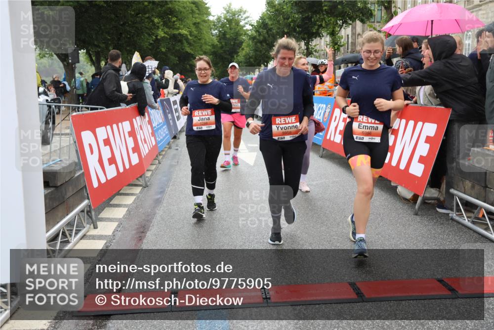 14.06.2026 - REWE Women's Run Strokosch-Dieckow http://msf.ph/oto/9775905 14.06.2026 11:06:49 Ziel 5288, 5347, 5395, 5436, 5535, 5605, 5722, 5723, 5775, 5956, 5958 meine-sportfotos.de
