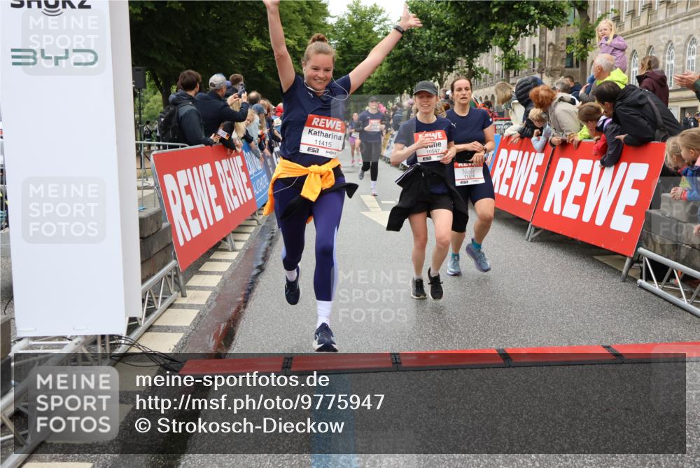 14.06.2026 - REWE Women's Run Strokosch-Dieckow http://msf.ph/oto/9775947 14.06.2026 09:56:44 Ziel 10018, 10156, 10234, 10399, 10465, 10547, 10682, 11007, 11415, 11516 meine-sportfotos.de