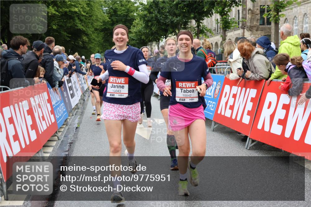 14.06.2026 - REWE Women's Run Strokosch-Dieckow http://msf.ph/oto/9775951 14.06.2026 10:00:50 Ziel 10030, 10042, 10043, 10101, 10198, 10210, 10433, 10466, 10709, 10905, 11101, 11205, 11229, 11278, 11324, 11422, 11493, 11518 meine-sportfotos.de