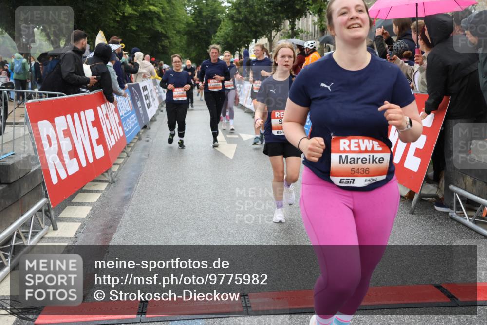 14.06.2026 - REWE Women's Run Strokosch-Dieckow http://msf.ph/oto/9775982 14.06.2026 11:06:46 Ziel 5084, 5288, 5395, 5436, 5501, 5535, 5605, 5722, 5775, 5956, 5958, 6067 meine-sportfotos.de