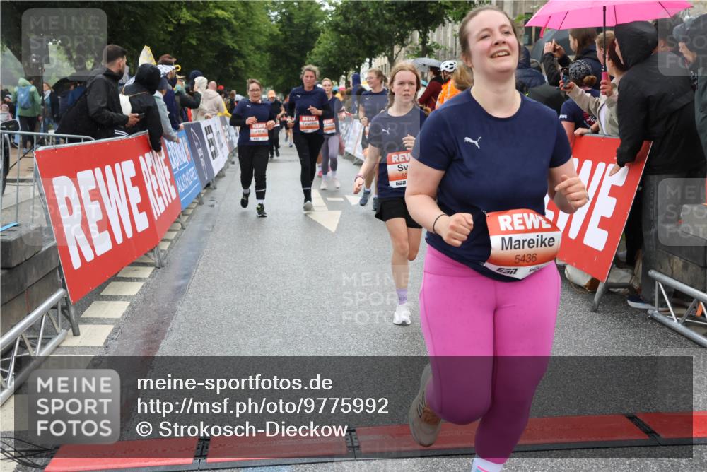 14.06.2026 - REWE Women's Run Strokosch-Dieckow http://msf.ph/oto/9775992 14.06.2026 11:06:46 Ziel 5084, 5288, 5395, 5436, 5501, 5535, 5605, 5722, 5775, 5956, 5958, 6067 meine-sportfotos.de