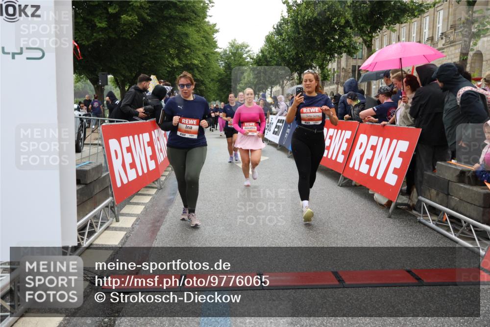 14.06.2026 - REWE Women's Run Strokosch-Dieckow http://msf.ph/oto/9776065 14.06.2026 11:06:39 Ziel 5071, 5084, 5134, 5222, 5283, 5441, 5480, 5491, 5501, 5574, 5605, 5722, 5775, 6024, 6067 meine-sportfotos.de