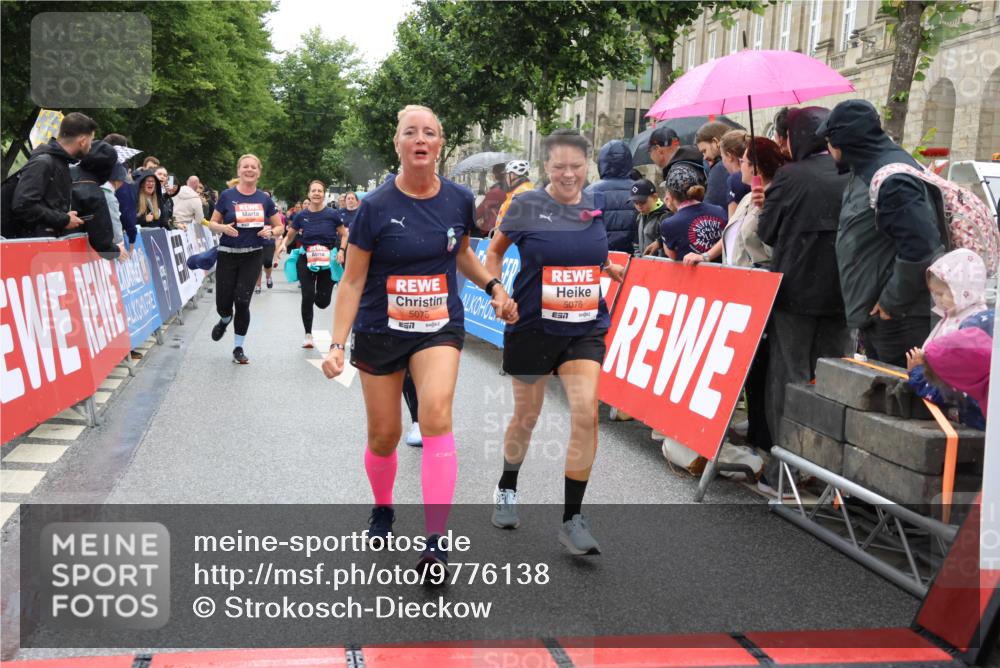 14.06.2026 - REWE Women's Run Strokosch-Dieckow http://msf.ph/oto/9776138 14.06.2026 11:06:29 Ziel 5075, 5076, 5134, 5283, 5382, 5541, 5829, 6024 meine-sportfotos.de