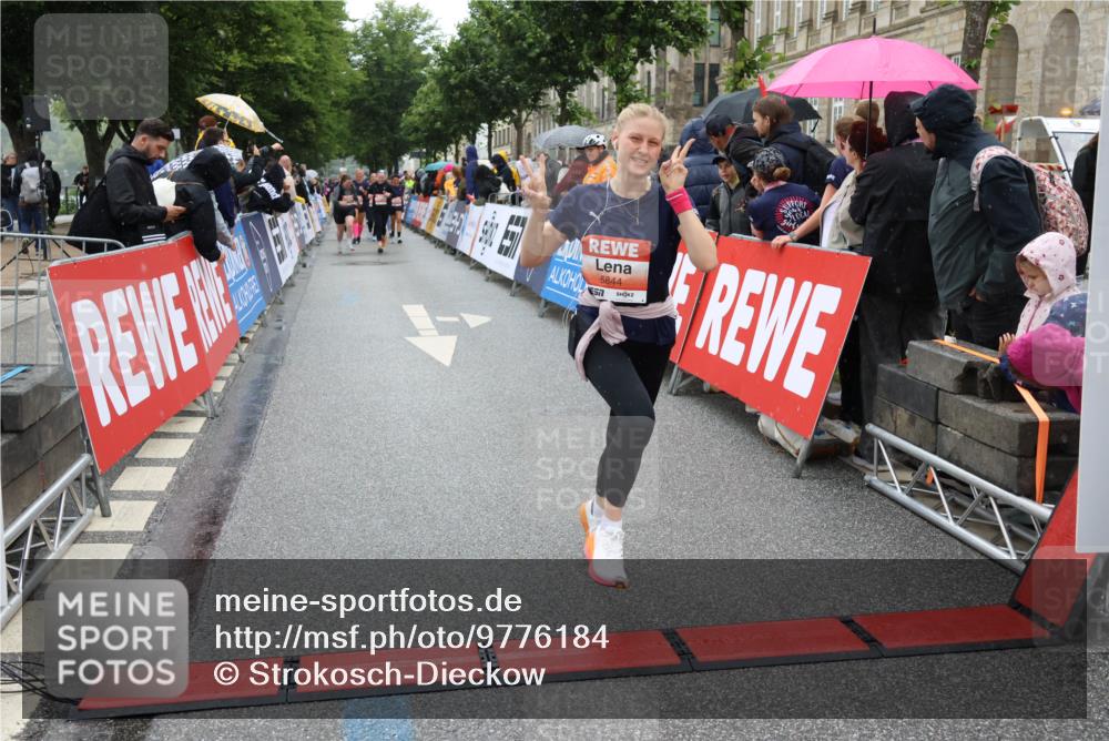 14.06.2026 - REWE Women's Run Strokosch-Dieckow http://msf.ph/oto/9776184 14.06.2026 11:06:20 Ziel 5130, 5727, 5757, 5794, 5799, 5844, 5960, 6026 meine-sportfotos.de