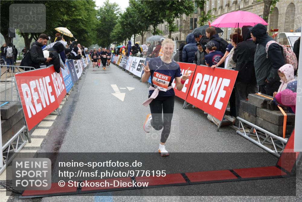14.06.2026 - REWE Women's Run Strokosch-Dieckow http://msf.ph/oto/9776195 14.06.2026 11:06:20 Ziel 5130, 5727, 5757, 5794, 5799, 5844, 5960, 6026 meine-sportfotos.de