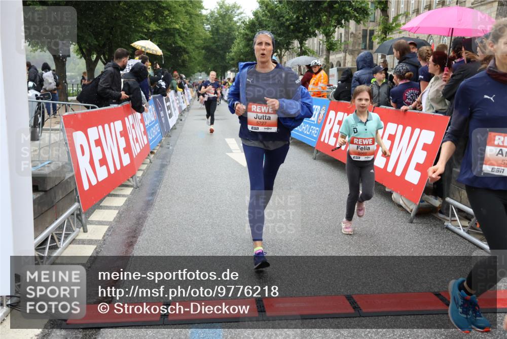 14.06.2026 - REWE Women's Run Strokosch-Dieckow http://msf.ph/oto/9776218 14.06.2026 11:06:17 Ziel 5130, 5727, 5757, 5794, 5799, 5805, 5844, 5960, 6026 meine-sportfotos.de