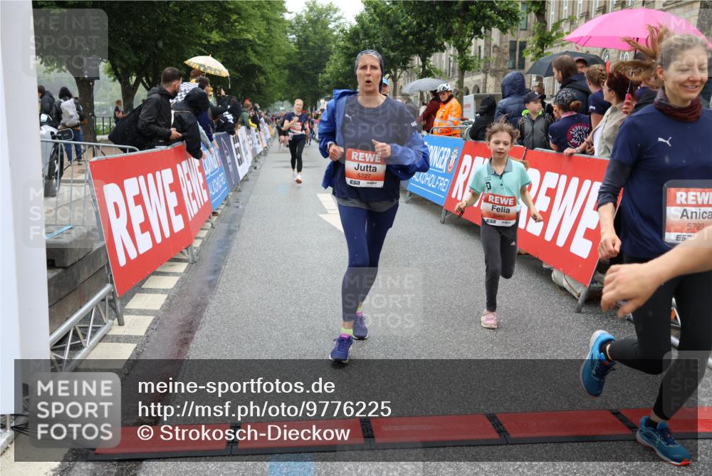 14.06.2026 - REWE Women's Run Strokosch-Dieckow http://msf.ph/oto/9776225 14.06.2026 11:06:17 Ziel 5130, 5727, 5757, 5794, 5799, 5805, 5844, 5960, 6026 meine-sportfotos.de
