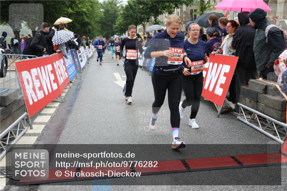 14.06.2026 - REWE Women's Run Strokosch-Dieckow http://msf.ph/oto/9776282 14.06.2026 11:06:12 Ziel 5130, 5227, 5580, 5699, 5705, 5757, 5805, 5903, 6026 meine-sportfotos.de