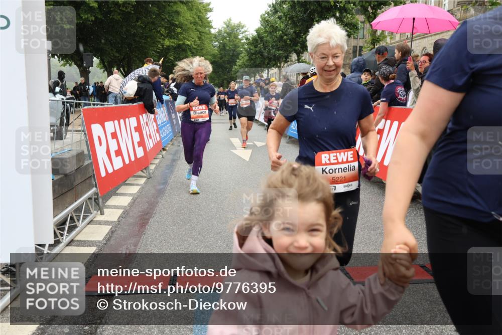 14.06.2026 - REWE Women's Run Strokosch-Dieckow http://msf.ph/oto/9776395 14.06.2026 11:06:03 Ziel 5072, 5149, 5200, 5221, 5227, 5354, 5378, 5517, 5580, 5699, 5710, 5881, 5887, 5903, 5923, 5962 meine-sportfotos.de