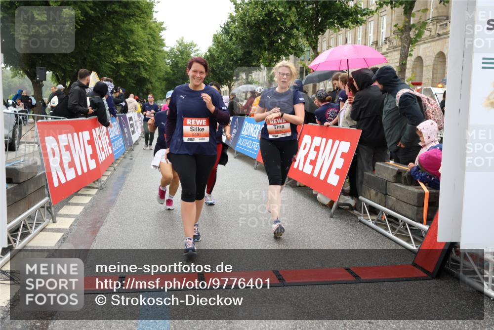 14.06.2026 - REWE Women's Run Strokosch-Dieckow http://msf.ph/oto/9776401 14.06.2026 11:06:35 Ziel 5071, 5075, 5076, 5134, 5222, 5283, 5382, 5441, 5480, 5491, 5501, 5541, 5574, 5829, 6024, 6067 meine-sportfotos.de