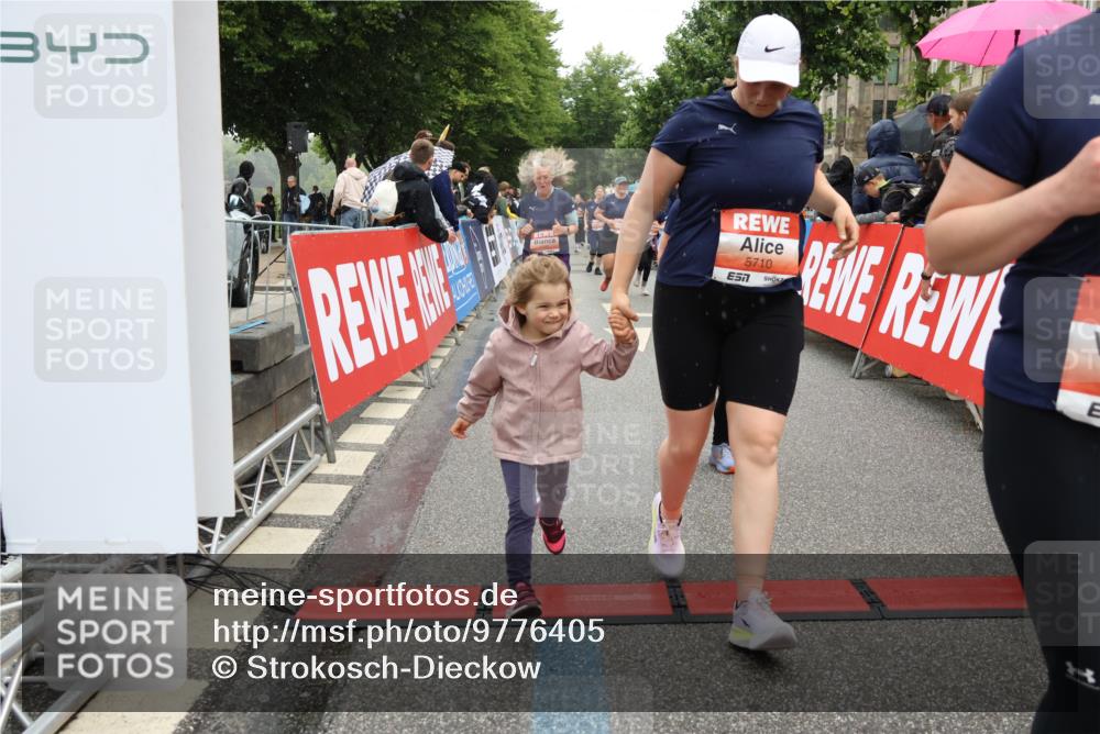 14.06.2026 - REWE Women's Run Strokosch-Dieckow http://msf.ph/oto/9776405 14.06.2026 11:06:02 Ziel 5072, 5149, 5200, 5221, 5227, 5354, 5378, 5517, 5580, 5710, 5881, 5887, 5903, 5923, 5962 meine-sportfotos.de