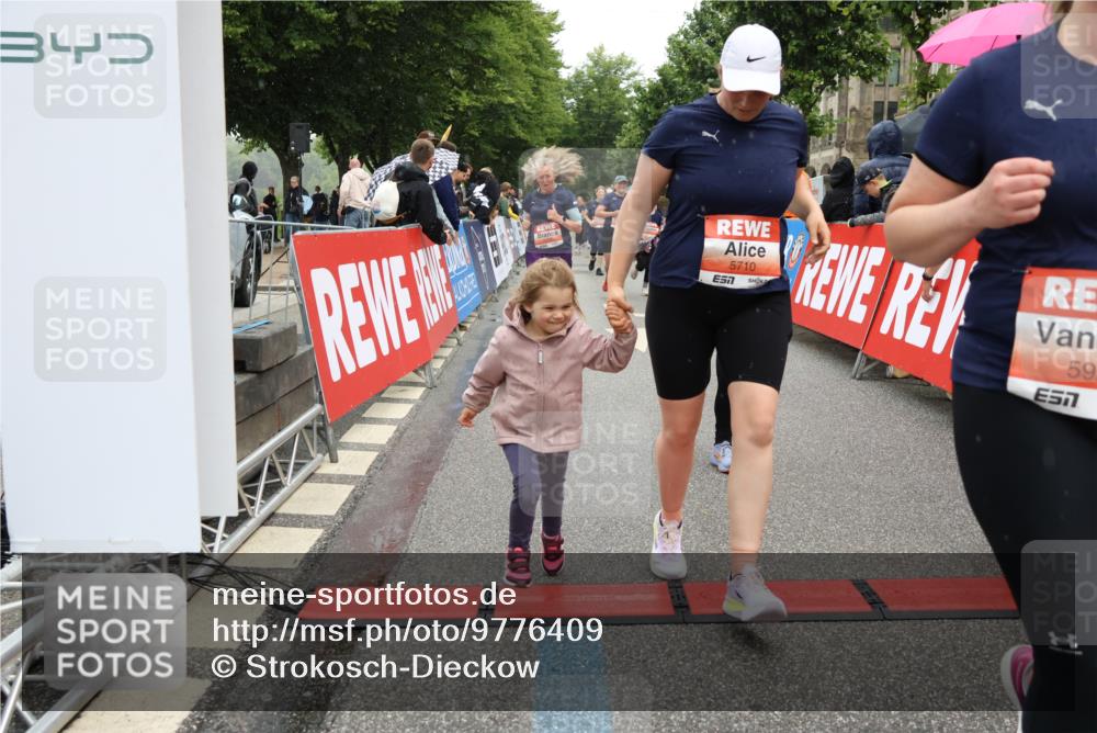 14.06.2026 - REWE Women's Run Strokosch-Dieckow http://msf.ph/oto/9776409 14.06.2026 11:06:02 Ziel 5072, 5149, 5200, 5221, 5227, 5354, 5378, 5517, 5580, 5710, 5881, 5887, 5903, 5923, 5962 meine-sportfotos.de