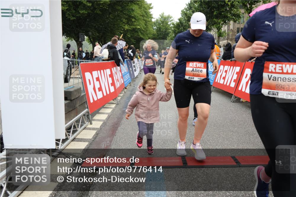 14.06.2026 - REWE Women's Run Strokosch-Dieckow http://msf.ph/oto/9776414 14.06.2026 11:06:02 Ziel 5072, 5149, 5200, 5221, 5227, 5354, 5378, 5517, 5580, 5710, 5881, 5887, 5903, 5923, 5962 meine-sportfotos.de