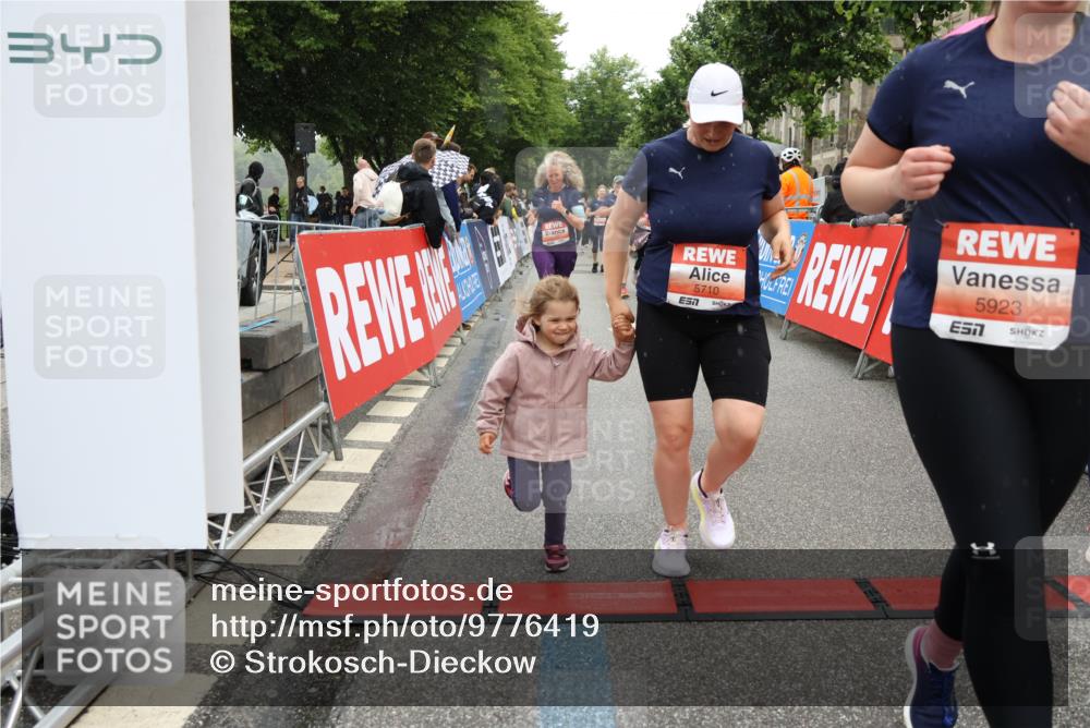 14.06.2026 - REWE Women's Run Strokosch-Dieckow http://msf.ph/oto/9776419 14.06.2026 11:06:02 Ziel 5072, 5149, 5200, 5221, 5227, 5354, 5378, 5517, 5580, 5710, 5881, 5887, 5903, 5923, 5962 meine-sportfotos.de