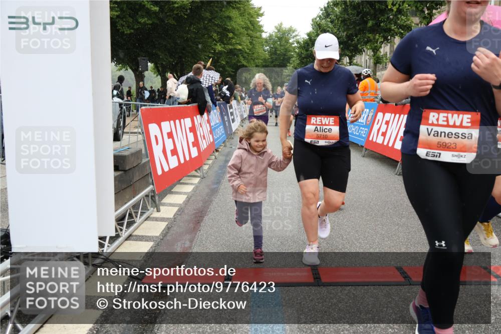 14.06.2026 - REWE Women's Run Strokosch-Dieckow http://msf.ph/oto/9776423 14.06.2026 11:06:02 Ziel 5072, 5149, 5200, 5221, 5227, 5354, 5378, 5517, 5580, 5710, 5881, 5887, 5903, 5923, 5962 meine-sportfotos.de
