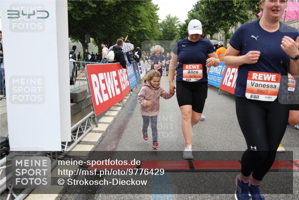 14.06.2026 - REWE Women's Run Strokosch-Dieckow http://msf.ph/oto/9776429 14.06.2026 11:06:02 Ziel 5072, 5149, 5200, 5221, 5227, 5354, 5378, 5517, 5580, 5710, 5881, 5887, 5903, 5923, 5962 meine-sportfotos.de