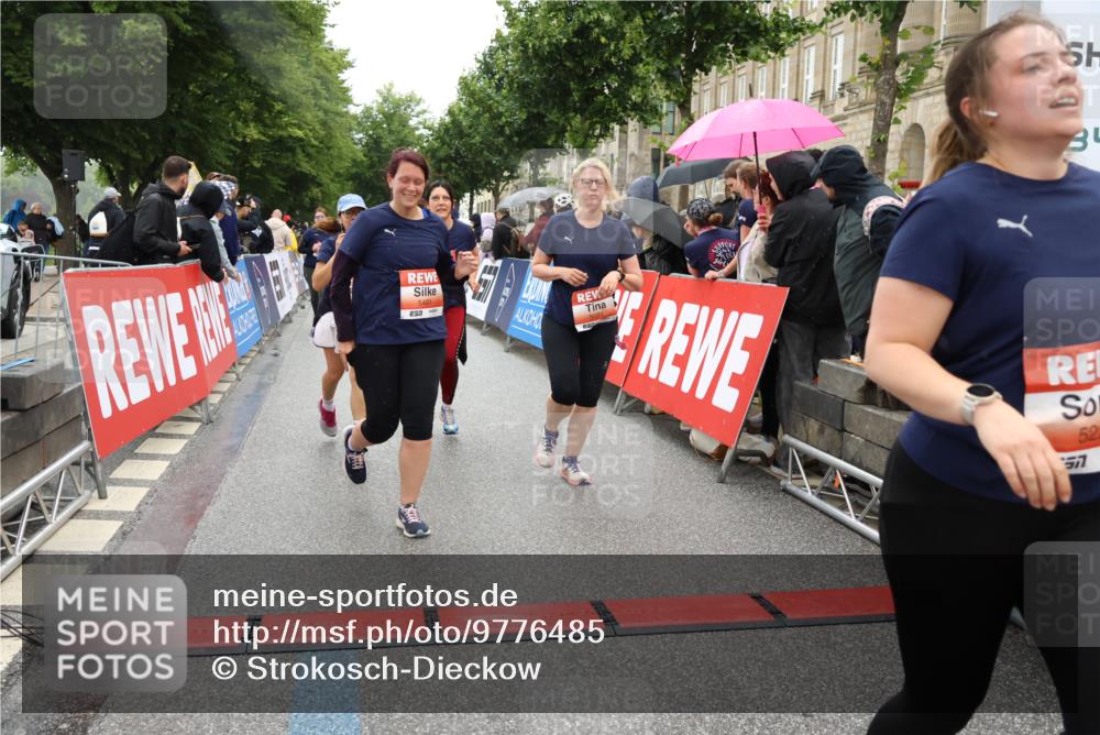 14.06.2026 - REWE Women's Run Strokosch-Dieckow http://msf.ph/oto/9776485 14.06.2026 11:06:35 Ziel 5071, 5075, 5076, 5134, 5222, 5283, 5382, 5441, 5480, 5491, 5501, 5541, 5574, 5829, 6024, 6067 meine-sportfotos.de