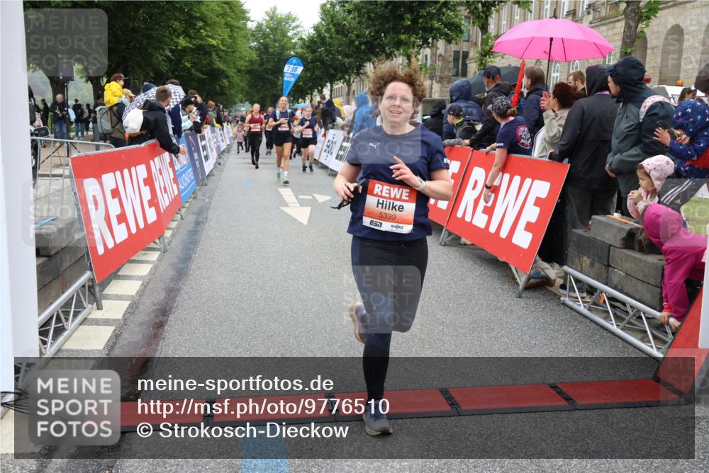 14.06.2026 - REWE Women's Run Strokosch-Dieckow http://msf.ph/oto/9776510 14.06.2026 11:05:52 Ziel 5169, 5312, 5339, 5416, 5470, 5517, 5524, 5620, 5646, 5772, 5833, 5834, 5887, 5897, 5962, 6032 meine-sportfotos.de