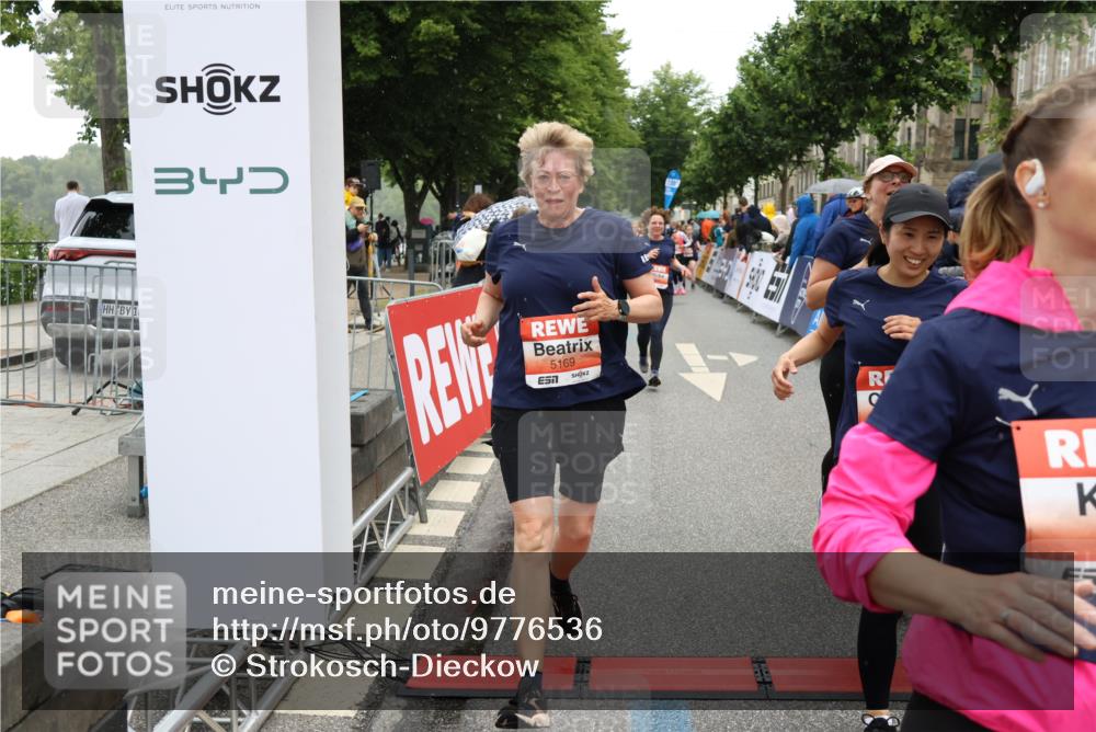 14.06.2026 - REWE Women's Run Strokosch-Dieckow http://msf.ph/oto/9776536 14.06.2026 11:05:49 Ziel 5169, 5312, 5339, 5416, 5447, 5470, 5524, 5620, 5621, 5646, 5765, 5772, 5791, 5833, 5834, 5849, 5897, 6010, 6032 meine-sportfotos.de
