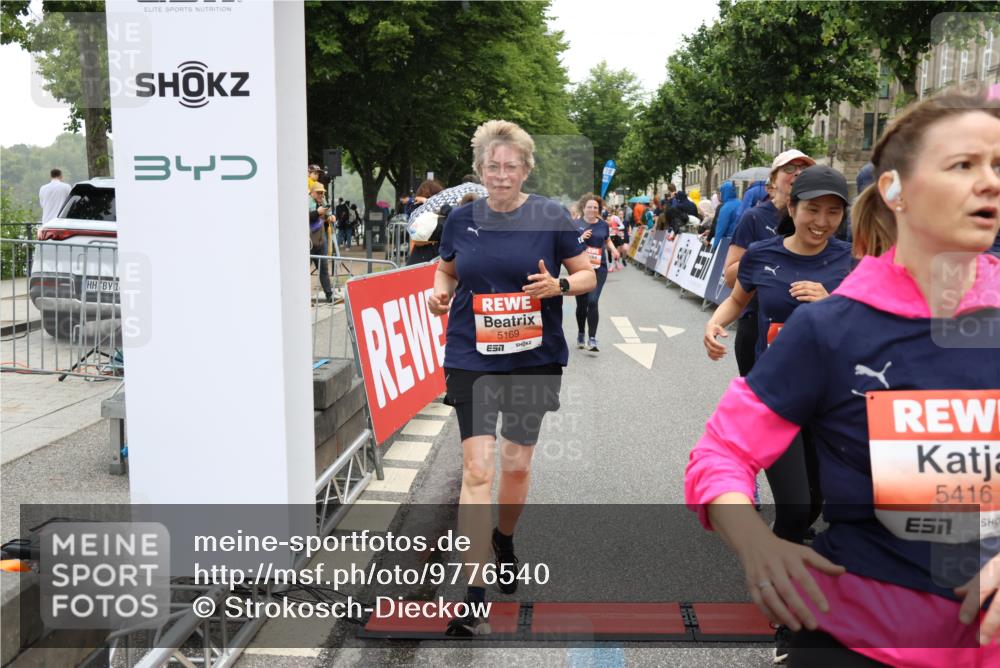14.06.2026 - REWE Women's Run Strokosch-Dieckow http://msf.ph/oto/9776540 14.06.2026 11:05:49 Ziel 5169, 5312, 5339, 5416, 5447, 5470, 5524, 5620, 5621, 5646, 5765, 5772, 5791, 5833, 5834, 5849, 5897, 6010, 6032 meine-sportfotos.de