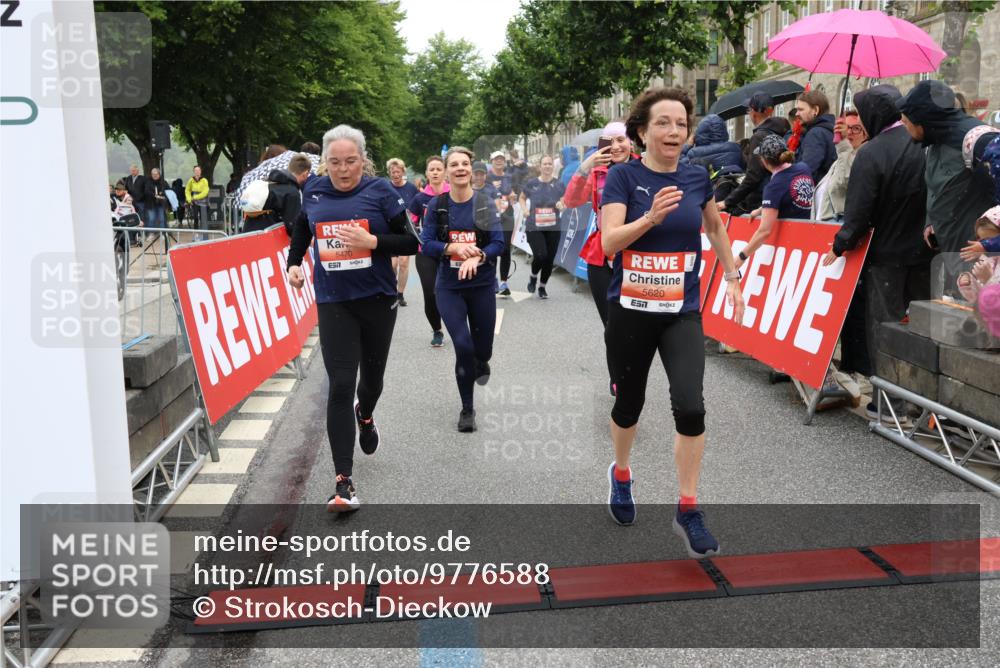 14.06.2026 - REWE Women's Run Strokosch-Dieckow http://msf.ph/oto/9776588 14.06.2026 11:05:46 Ziel 5078, 5156, 5169, 5178, 5210, 5312, 5416, 5447, 5470, 5524, 5620, 5621, 5646, 5765, 5772, 5791, 5833, 5834, 5849, 5888, 5897, 5939, 6010, 6032 meine-sportfotos.de