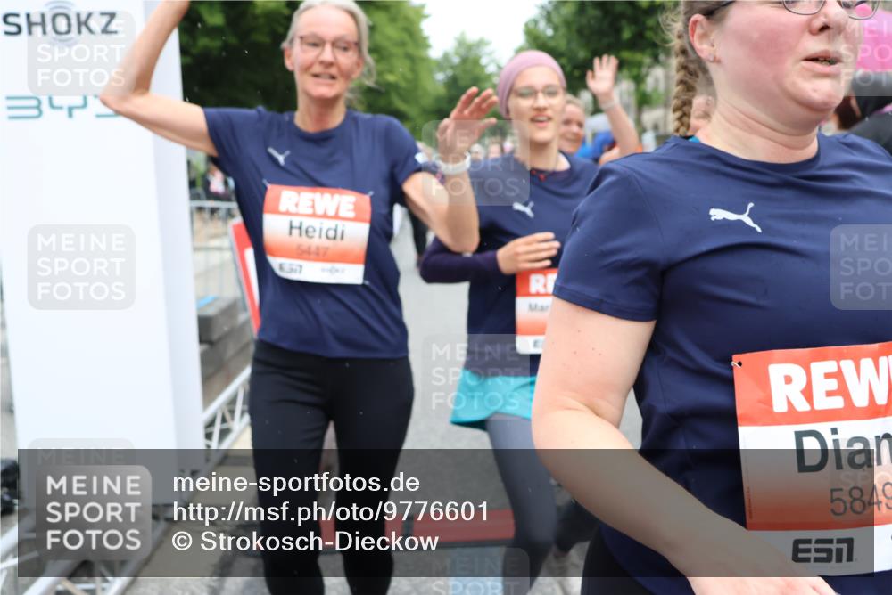 14.06.2026 - REWE Women's Run Strokosch-Dieckow http://msf.ph/oto/9776601 14.06.2026 11:05:44 Ziel 5078, 5156, 5178, 5210, 5312, 5416, 5447, 5470, 5524, 5620, 5621, 5626, 5646, 5765, 5772, 5791, 5849, 5888, 5939, 6010, 6032 meine-sportfotos.de
