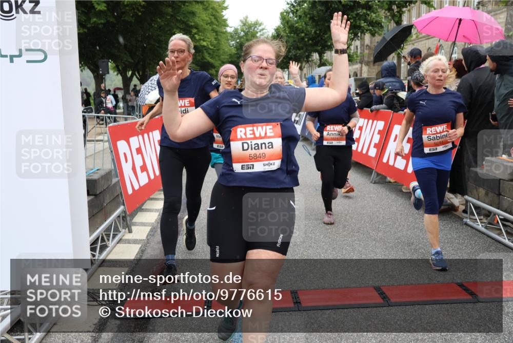 14.06.2026 - REWE Women's Run Strokosch-Dieckow http://msf.ph/oto/9776615 14.06.2026 11:05:43 Ziel 5078, 5156, 5174, 5178, 5210, 5312, 5447, 5470, 5524, 5620, 5621, 5626, 5646, 5765, 5772, 5791, 5849, 5888, 5939, 6010, 6032 meine-sportfotos.de