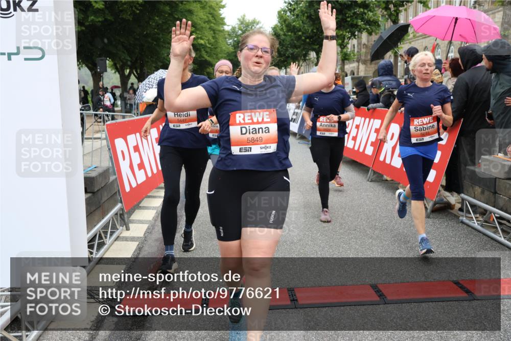 14.06.2026 - REWE Women's Run Strokosch-Dieckow http://msf.ph/oto/9776621 14.06.2026 11:05:43 Ziel 5078, 5156, 5174, 5178, 5210, 5312, 5447, 5470, 5524, 5620, 5621, 5626, 5646, 5765, 5772, 5791, 5849, 5888, 5939, 6010, 6032 meine-sportfotos.de
