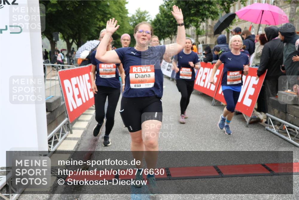14.06.2026 - REWE Women's Run Strokosch-Dieckow http://msf.ph/oto/9776630 14.06.2026 11:05:43 Ziel 5078, 5156, 5174, 5178, 5210, 5312, 5447, 5470, 5524, 5620, 5621, 5626, 5646, 5765, 5772, 5791, 5849, 5888, 5939, 6010, 6032 meine-sportfotos.de