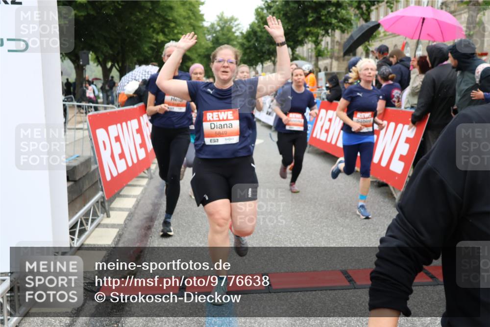 14.06.2026 - REWE Women's Run Strokosch-Dieckow http://msf.ph/oto/9776638 14.06.2026 11:05:43 Ziel 5078, 5156, 5174, 5178, 5210, 5312, 5447, 5470, 5524, 5620, 5621, 5626, 5646, 5765, 5772, 5791, 5849, 5888, 5939, 6010, 6032 meine-sportfotos.de